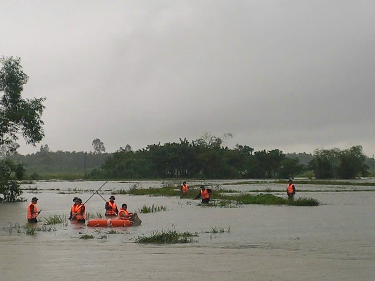 Lực lượng tìm kiếm người đàn ông mất tích tại Bàn Thạch. Ảnh: Quang Hùng.