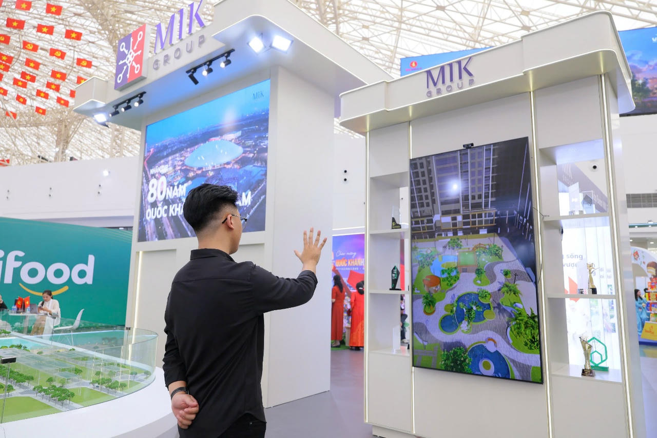 Khách tham quan hào hứng trải nghiệm công nghệ tương tác không chạm.