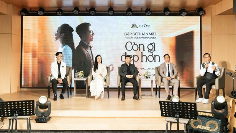 Ê kíp thực hiện MV chia sẻ trong buổi công bố ra mắt MV "Còn gì đẹp hơn". Ảnh: BTC.