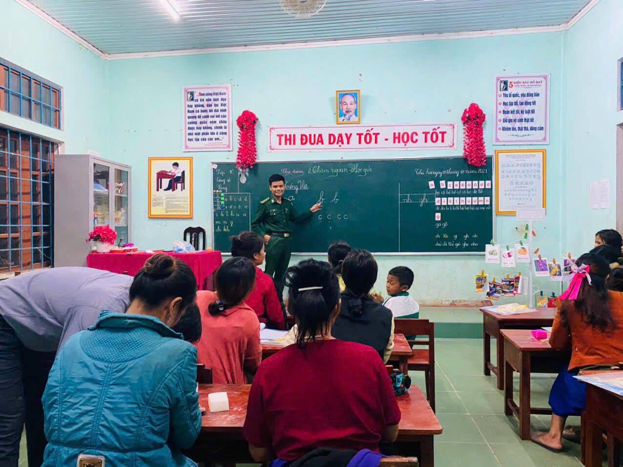 Ban Chỉ huy Đồn Biên phòng Ba Tầng xây dựng kế hoạch, phối hợp với UBND xã, Hội Liên hiệp Phụ nữ xã A Dơi khảo sát, lập danh sách và vận động chị em phụ nữ tham gia các lớp học xoá mù chữ. Ảnh: NVCC