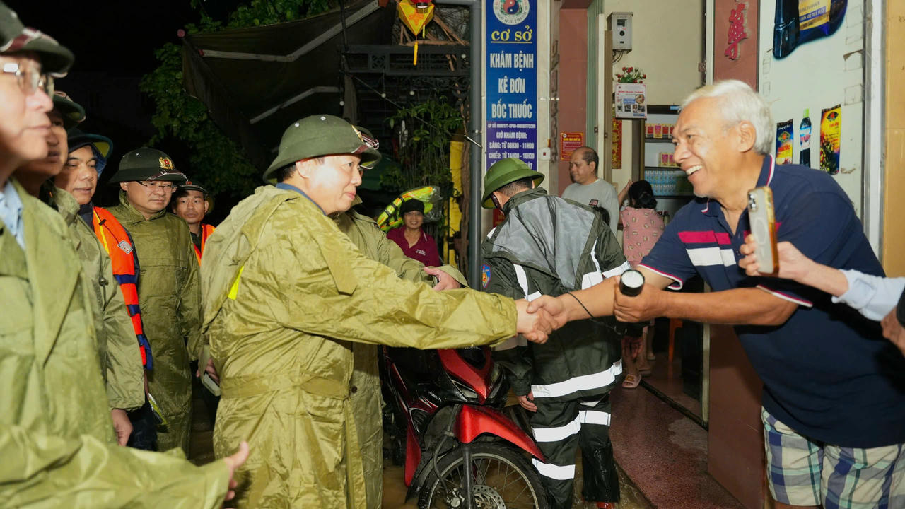 Phó Thủ tướng Trần Hồng Hà thăm hỏi bà con khu vực bị ngập sâu. Ảnh: ĐH.