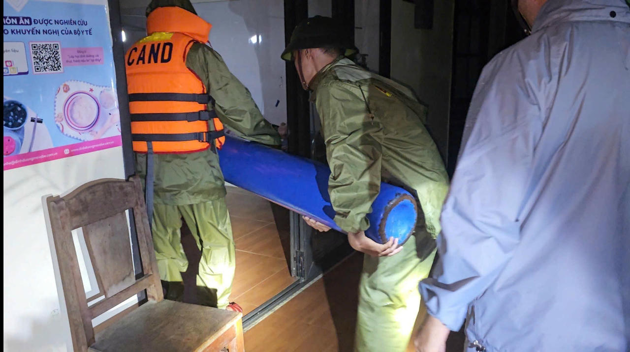 Đáng chú ý, trong đêm 27/10, Công an xã Vu Gia nhận được thông tin có trường hợp Mẹ Việt Nam anh hùng đang cấp cứu tại Trạm Y tế xã Đại Cường, có nguy cơ thiếu ôxy trong khi cano cứu hộ chưa thể tiếp cận do nước lũ dâng cao. Ảnh: Công an xã.