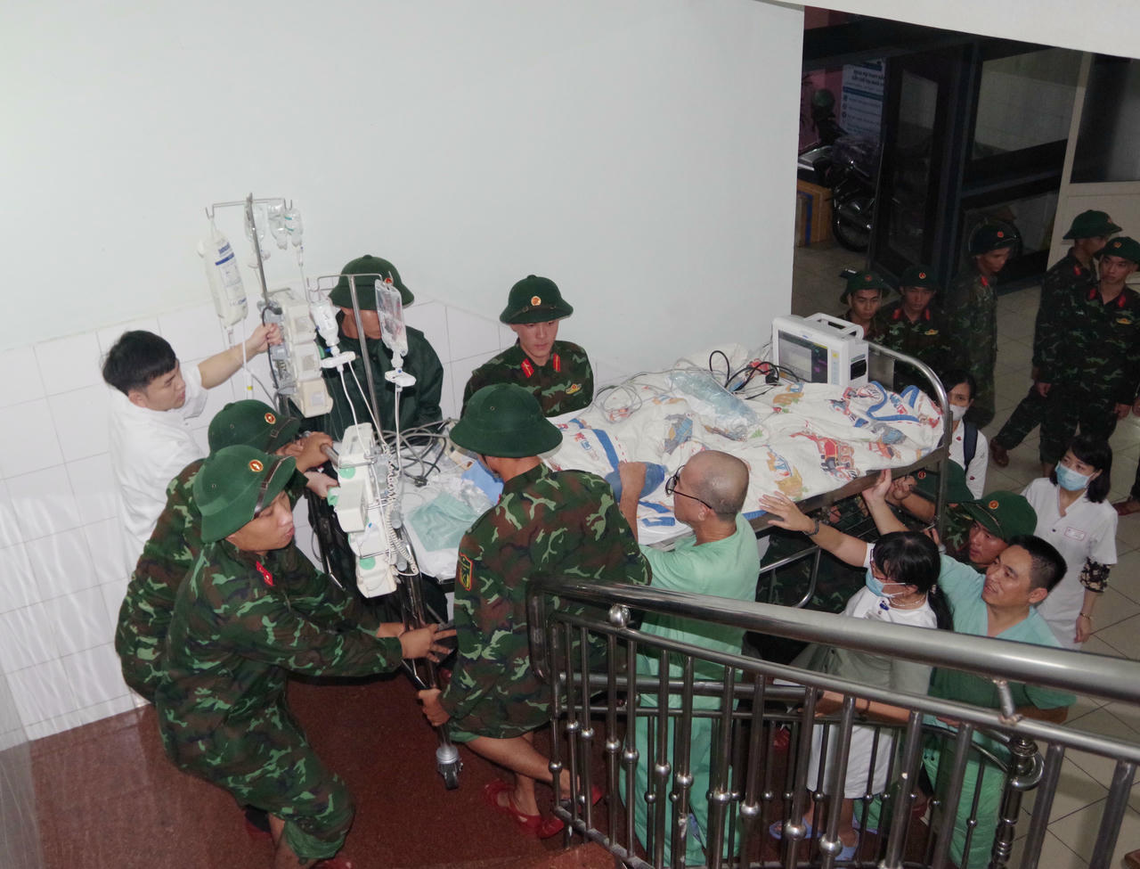 Quân đội cùng các y bác sĩ đưa bệnh nhân đang điều trị tại Bệnh viện Trung ương Huế đến nơi an toàn. Ảnh: Q.Đ.