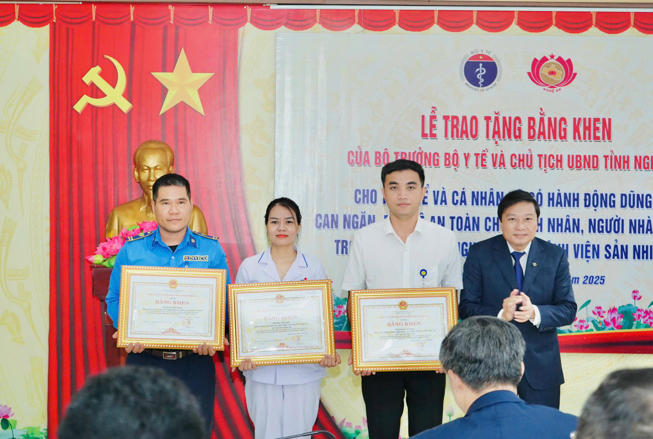 Ông Lê Hồng Vinh - Phó Bí thư Tỉnh uỷ, Chủ tịch UBND tỉnh Nghệ An trao Bằng khen cho các cá nhân ghi nhận tinh thần nghĩa hiệp và trách nhiệm cao trong việc hỗ trợ, can ngăn đối tượng trong vụ việc sáng ngày 23/10 vừa qua. Ảnh: TC