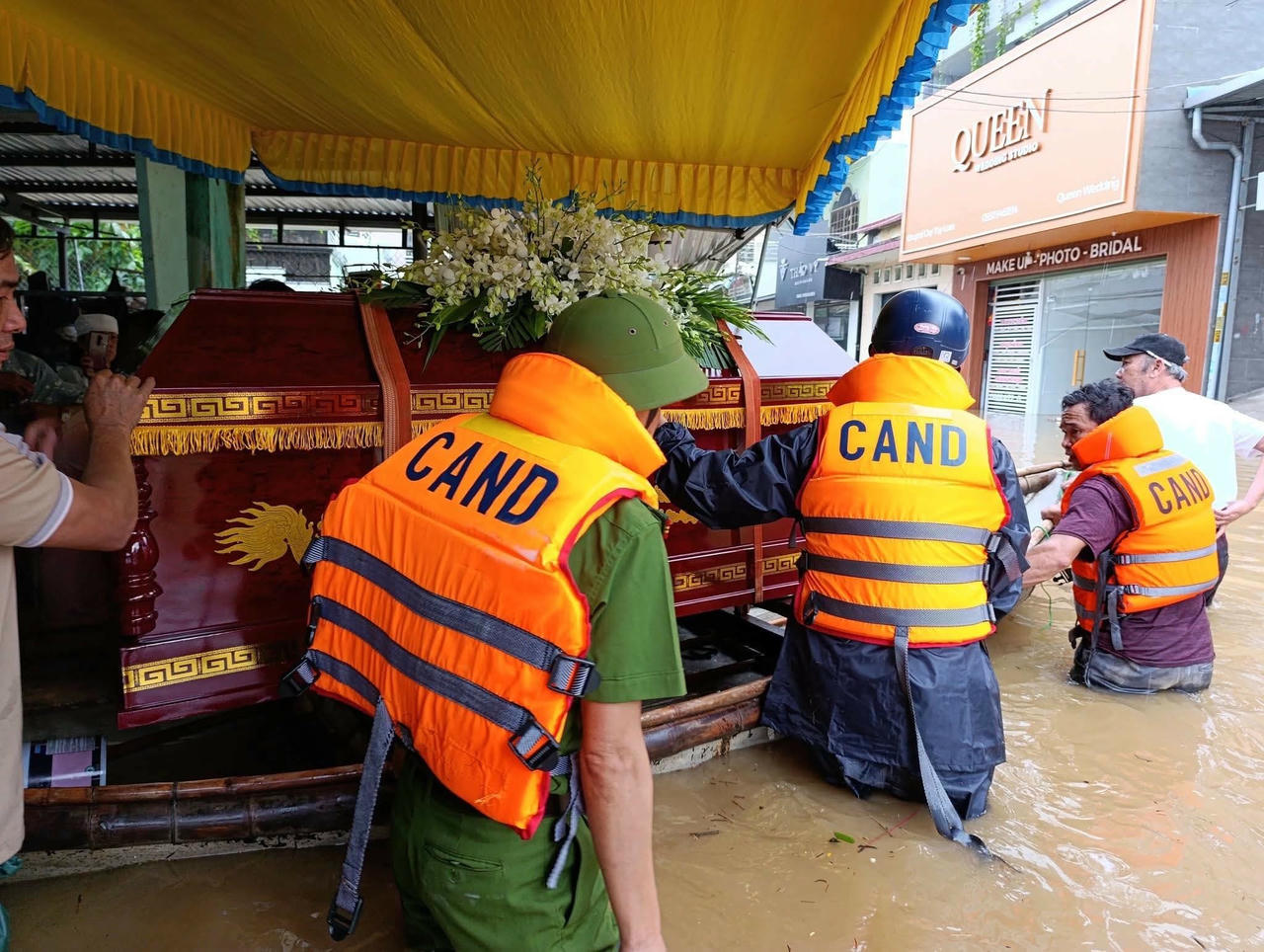 Các lực lượng Công an TP Đà Nẵng cứu người trong mưa lũ Các lực lượng Công an TP Đà Nẵng cứu người trong mưa lũ