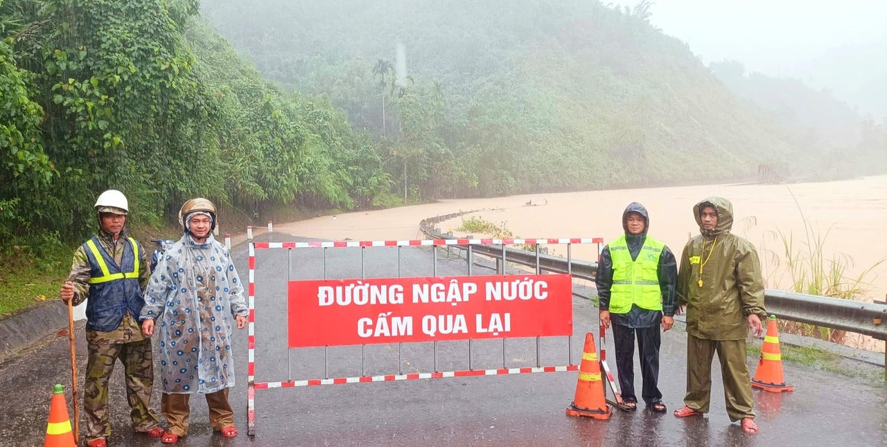 Đường Hồ Chí Minh, đoạn qua địa phận thôn Cr'toonh, xã Avương bị đóng từ sáng 28/10. Ảnh: CV.