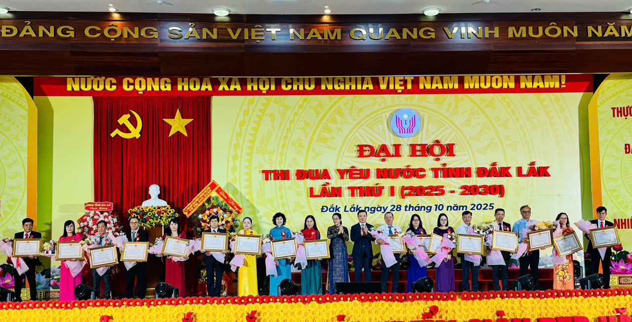 UBND tỉnh tặng Bằng khen cho 35 tập thể và 112 cá nhân có thành tích xuất sắc trong phong trào thi đua giai đoạn 2020-2025. Ảnh: Thanh Nga.