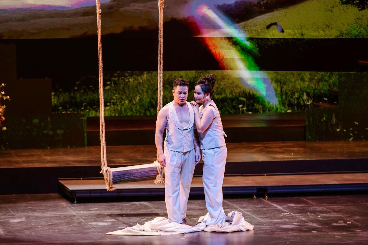 Mở đầu màn 2, sân khấu chuyển sang gam màu yên bình. Alfredo và Violetta sống trong hạnh phúc giản đơn, xa rời Paris xa hoa. Những giai điệu du dương, trữ tình của Verdi mang hơi thở thanh thản nhưng tạm bợ.