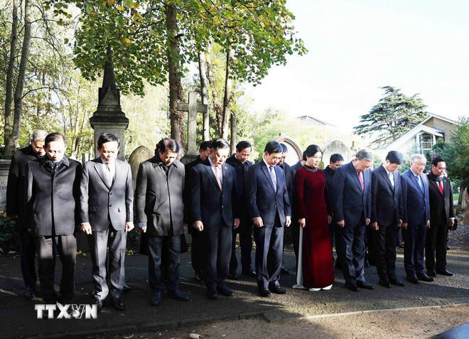 Tổng Bí thư Tô Lâm và Phu nhân cùng Đoàn đại biểu cấp cao Việt Nam tưởng niệm trước mộ Karl Marx - Lãnh tụ của giai cấp vô sản. (Ảnh: Thống Nhất/TTXVN)