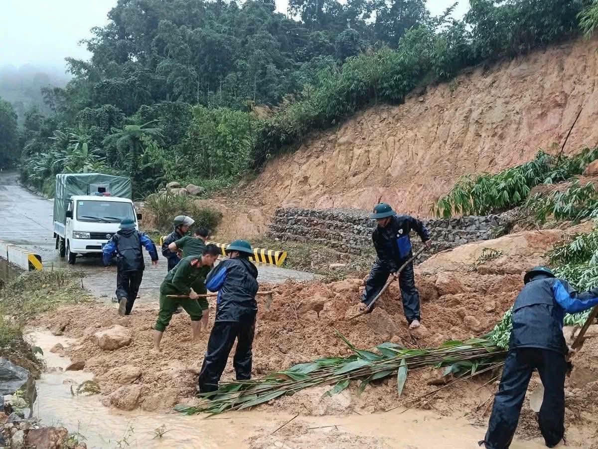 Lực lượng xã Trà Vân khơi thông tại điểm sạt lở. Ảnh: Công an xã.