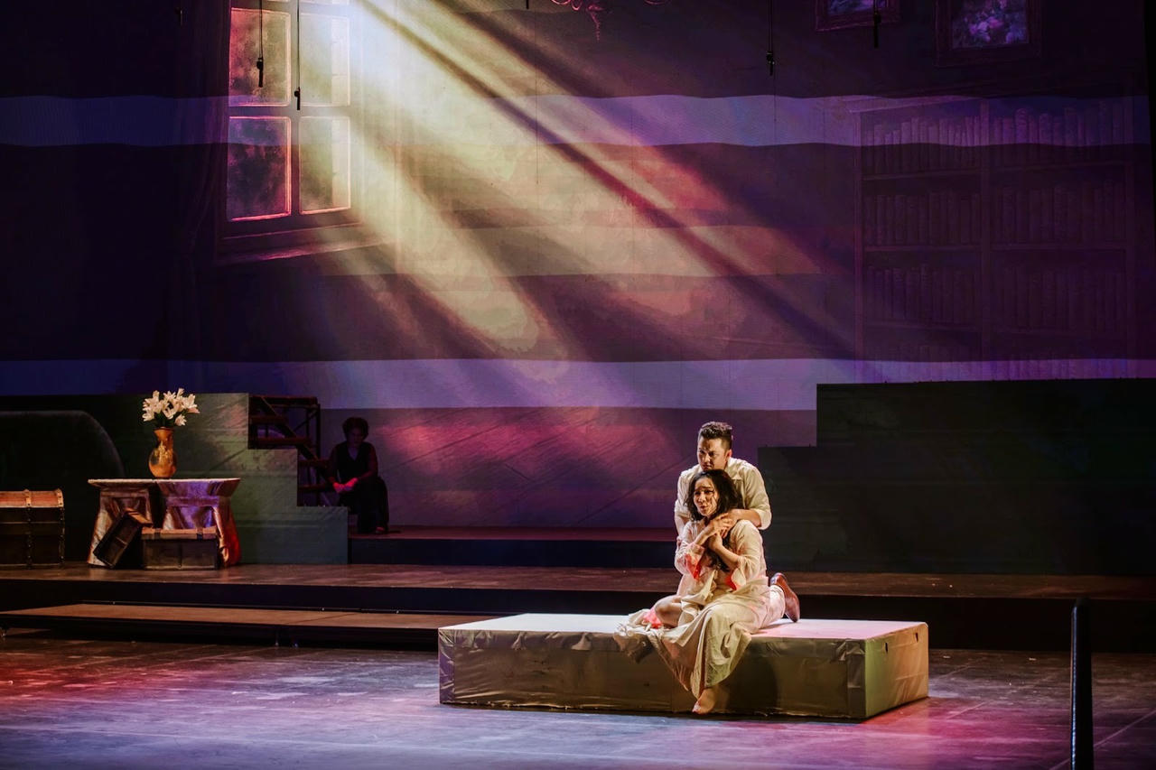 Alfredo trở lại, ôm lấy Violetta trong những giây phút cuối cùng. Giai điệu Verdi lúc này trở nên ấm áp, dịu dàng. Tình yêu cuối cùng cũng được cứu rỗi dù chỉ trong khoảnh khắc.