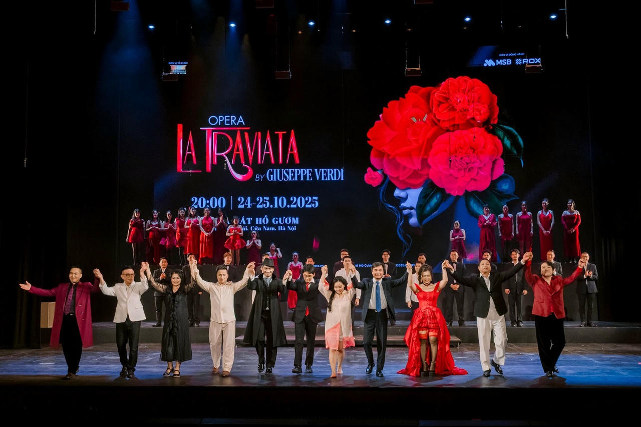 Nhà hát Hồ Gươm chìm trong những tràng vỗ tay bất tận. La Traviata khép lại, nhưng tiếng nhạc, nước mắt và cảm xúc vẫn khiến người xem thổn thức.