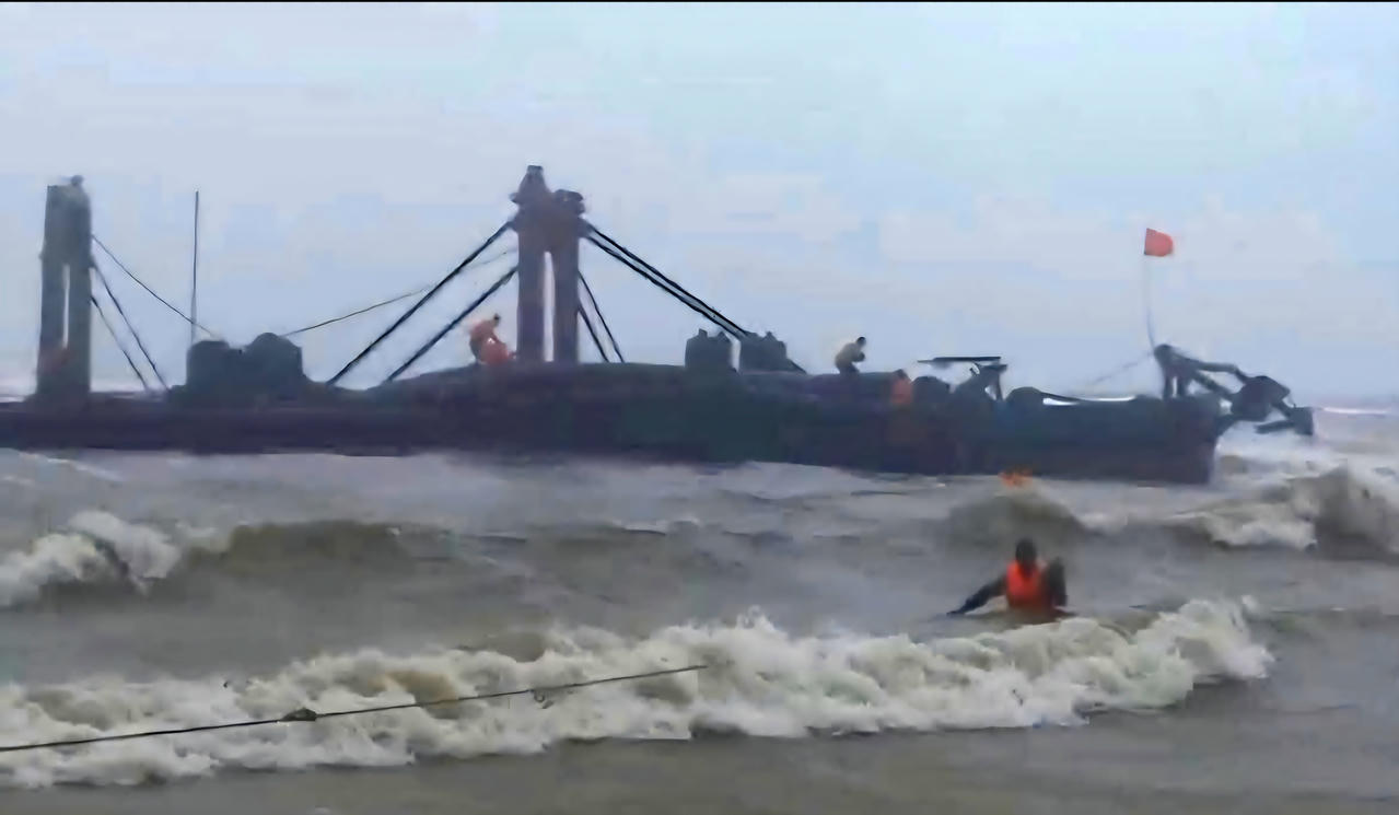 Quảng Trị: Một người mất tích khi đi vớt gỗ tạp trên sông Thạch Hãn Quảng Trị: Một người mất tích khi đi vớt gỗ tạp trên sông Thạch Hãn