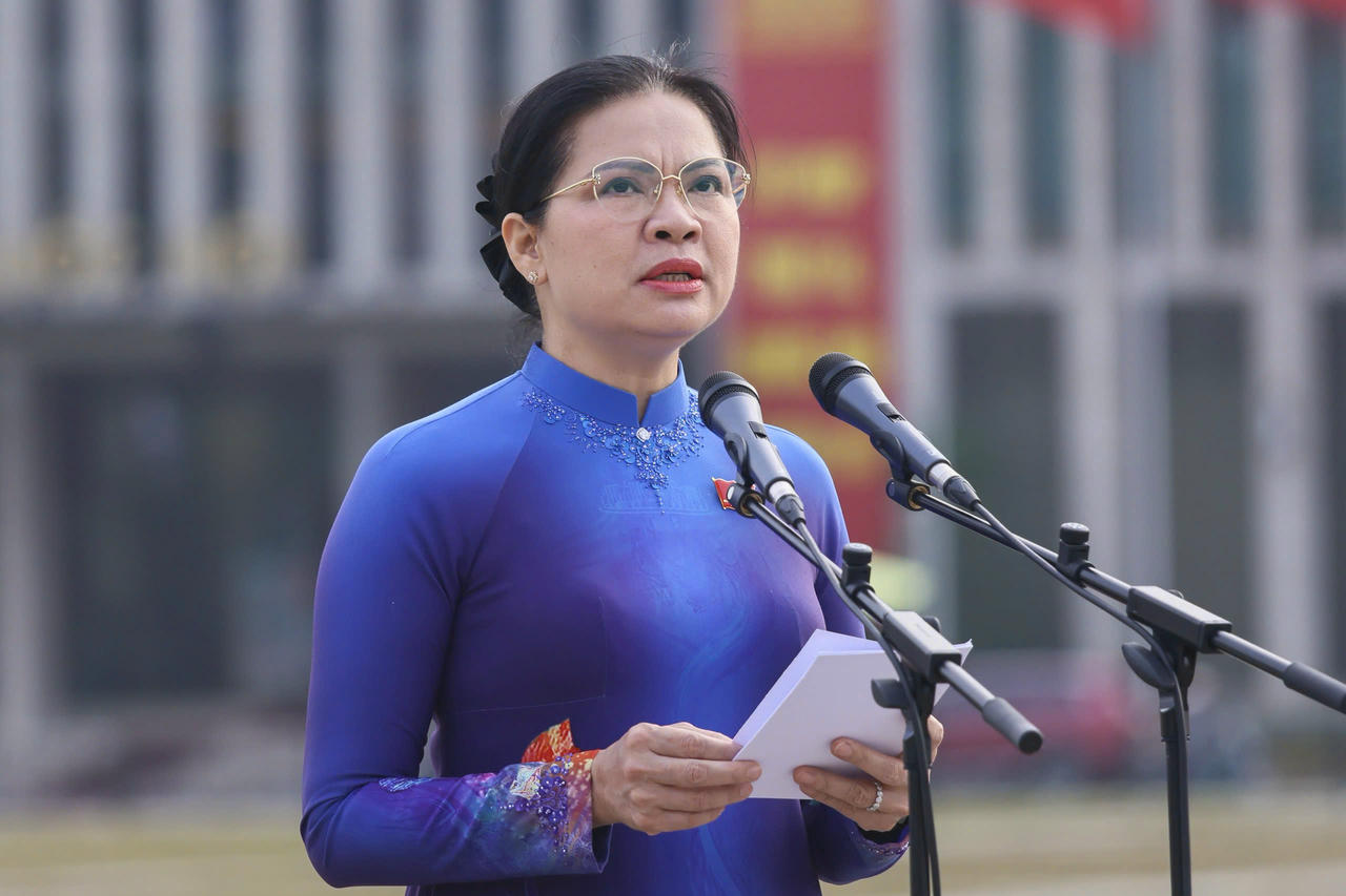 Thay mặt Đoàn đại biểu, Phó Chủ tịch Hà Thị Nga thành kính báo cáo về những kết quả nổi bật trong các phong trào thi đua yêu nước của Cơ quan UBTƯ MTTQ Việt Nam. Ảnh: Quang Vinh.