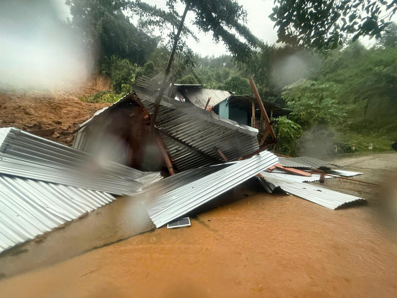 Ngôi nhà của anh Hồ Văn Linh sạt lở đất đá hư hỏng nặng. Ảnh: CV.