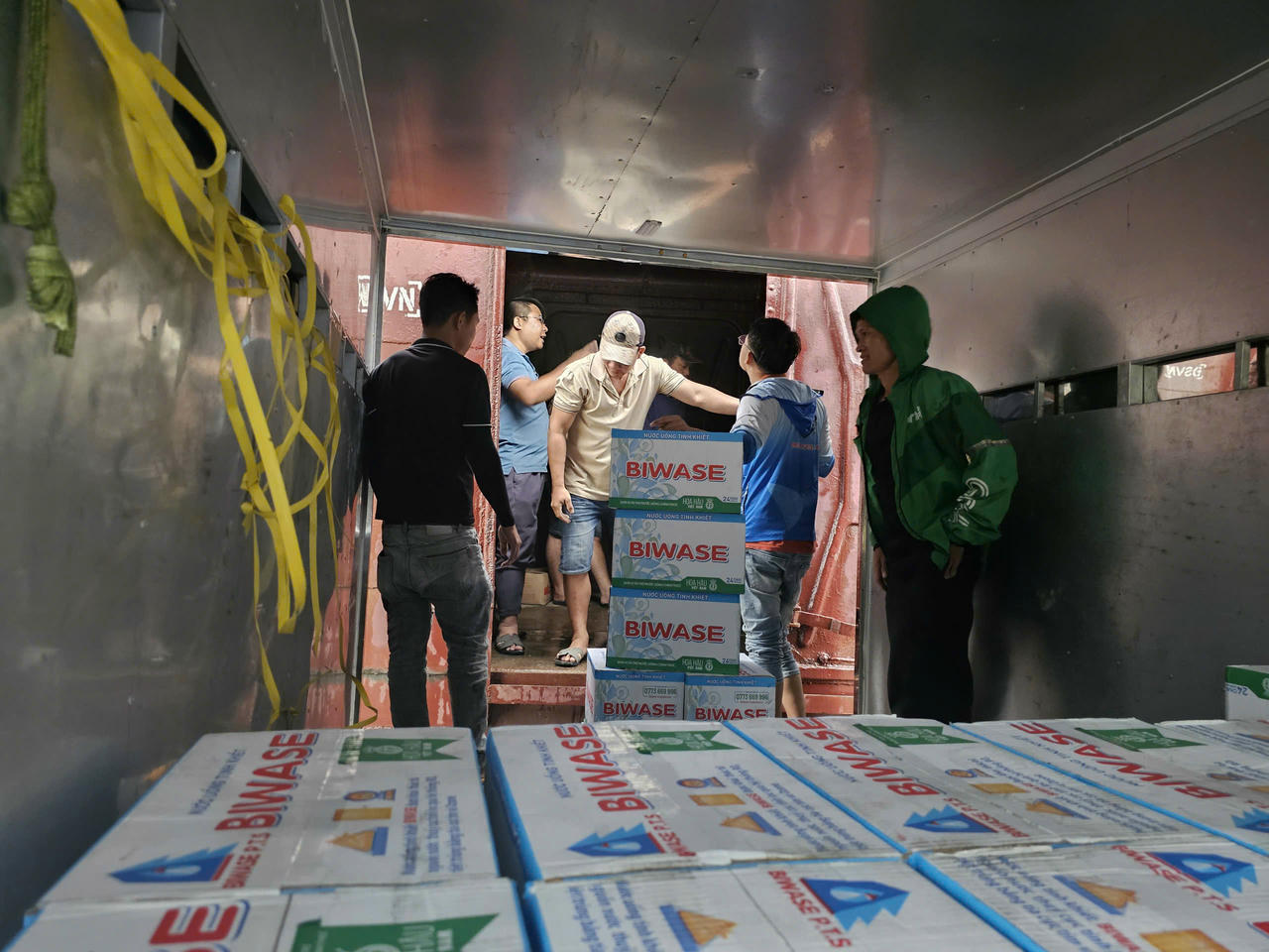 Hàng được vận chuyển lên tàu hoả để chuyển về đồng bào vùng thiên tai. Ảnh: A.H.