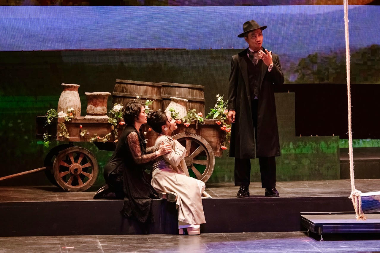 Nghệ sĩ Khắc Hòa trong vai Giorgio Germont bước lên sân khấu với aria Pura siccome un angelo (Trong trắng tựa thiên thần). Giọng baritone trầm ấm, nghiêm nghị, khắc họa hình ảnh người cha đại diện cho danh dự và lễ giáo.