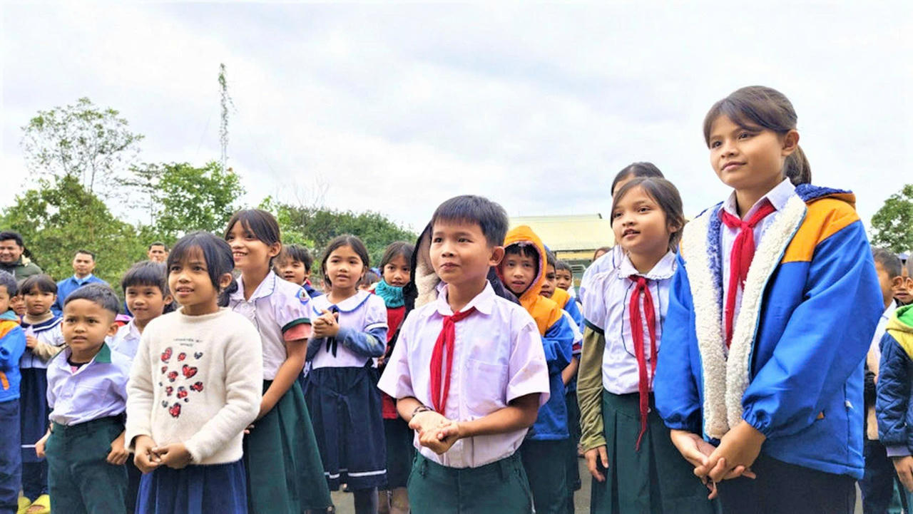 Học thử rồi đến học thật, nhiều người dân ở các xã biên giới nay đã đã biết đọc, biết viết, biết làm kinh tế từ những buổi học xóa mù chữ. Ảnh chụp học sinh Trường Phổ thông dân tộc bán trú Tiểu học liên xã La Dêê - Đắc Tôi. Ảnh: CTV