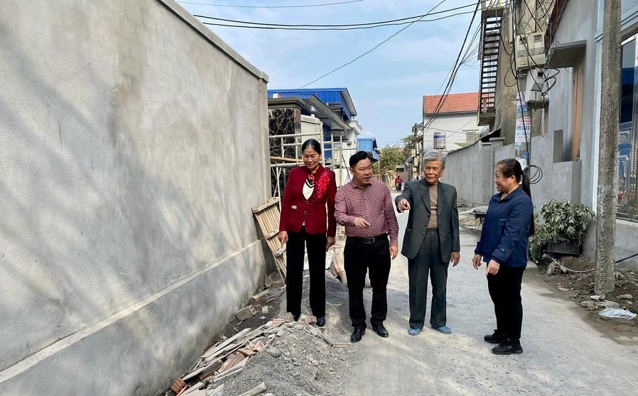 Lãnh đạo Đảng ủy xã Thủy Triều, nay là phường Thủy Hà (TP Hải Phòng) vận động người dân hiến đất mở đường nông thôn mới kiểu mẫu. 	Ảnh: Bùi Hương