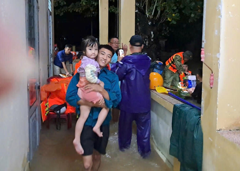 Những em nhỏ được lực lượng dân quân đưa đến vị trí an toàn. Ảnh: T. Thành.