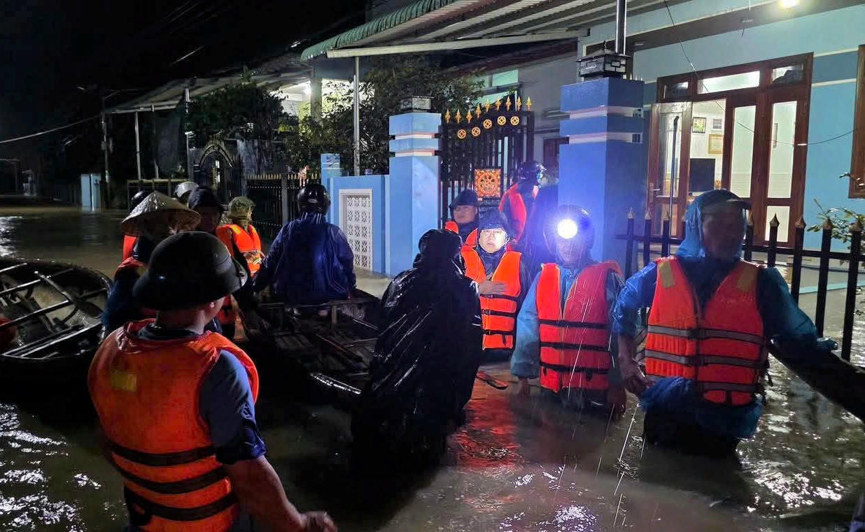 Cán bộ, chiến sĩ Bộ CHQS TP Đà Nẵng thức trắng đêm di dời người dân vùng lũ ngập nước sâu. Ảnh: C.Đại.