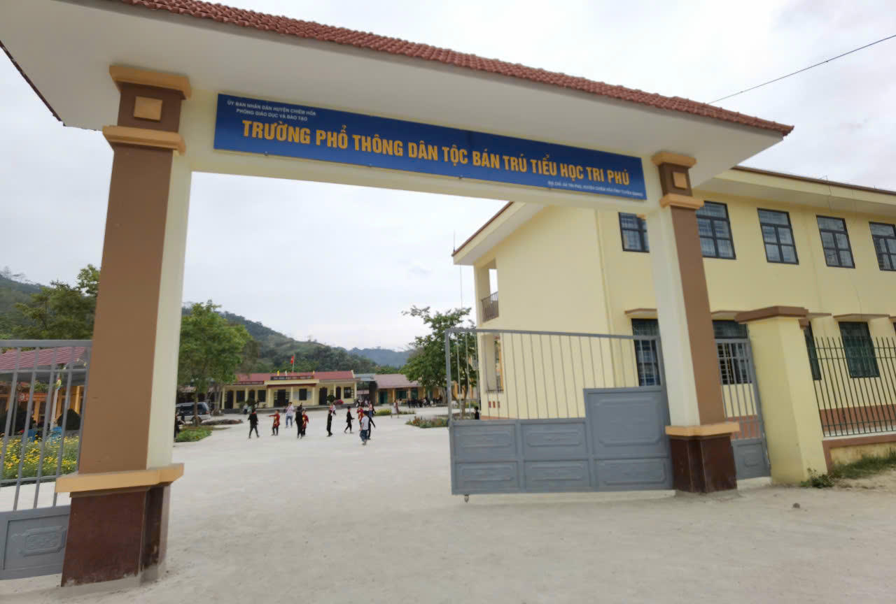 Tại Tuyên Quang, để duy trì bền vững và từng bước nâng cao chất lượng công tác phổ cập giáo dục, xóa mù chữ trên địa bàn, UBND tỉnh đã đề ra nhiều giải pháp đồng bộ, cụ thể và thiết thực, hướng tới mục tiêu xây dựng một xã hội học tập toàn diện. Ảnh chụp tại Trường Phổ thông dân tộc bán trú Tiểu học Tri Phú (Tuyên Quang). Ảnh: Thanh Tùng