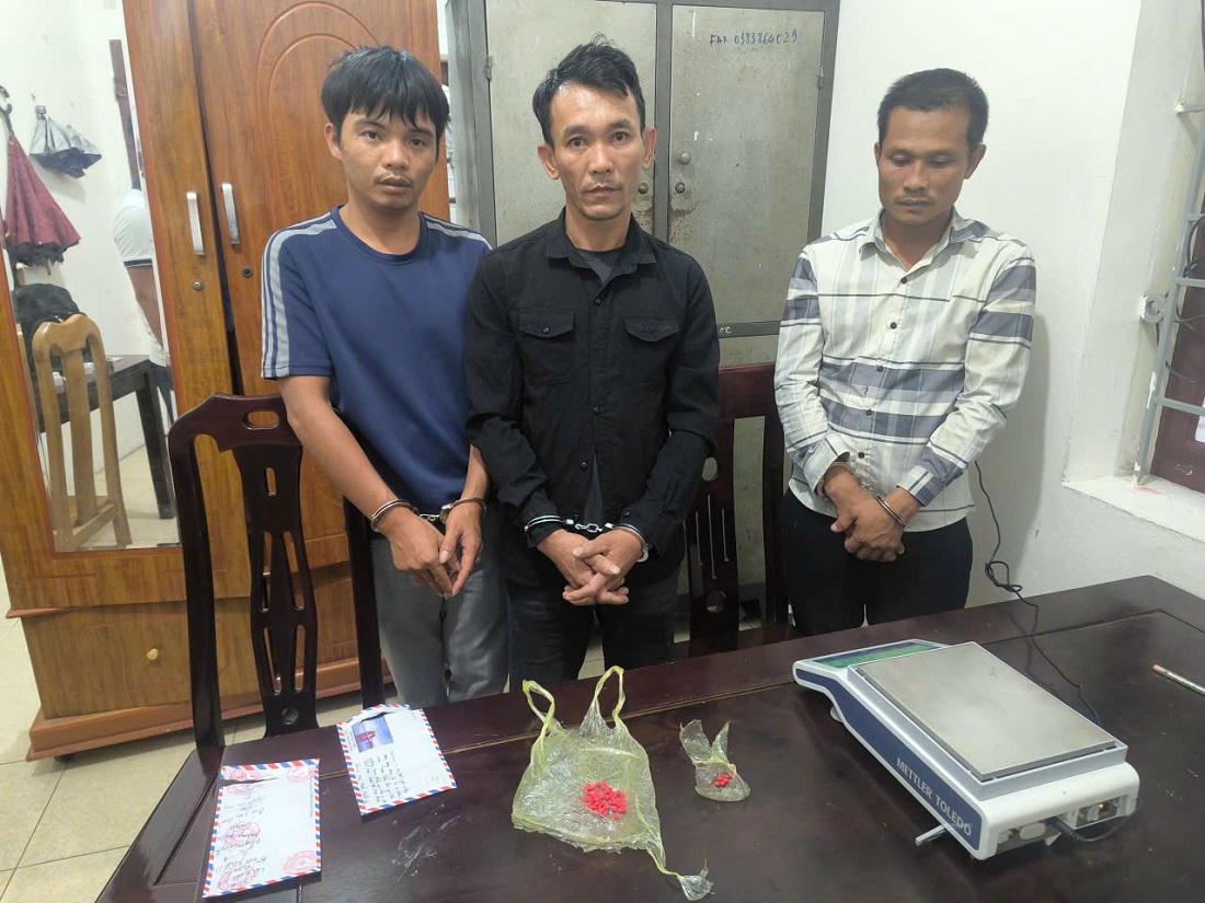 Các đối tượng và tang vật tại cơ quan Công an. Ảnh: Công an tỉnh Nghệ An