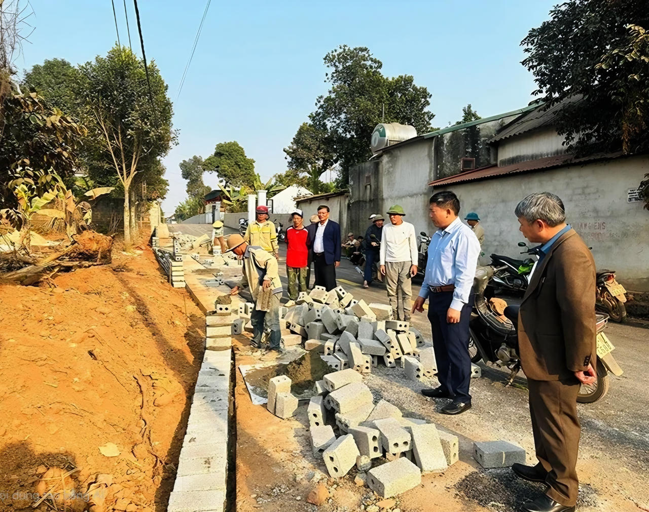 Đoàn giám sát MTTQ xã Thọ Phú (tỉnh Thanh Hóa) giám sát dự án mở rộng đường giao thông trên địa bàn xã.