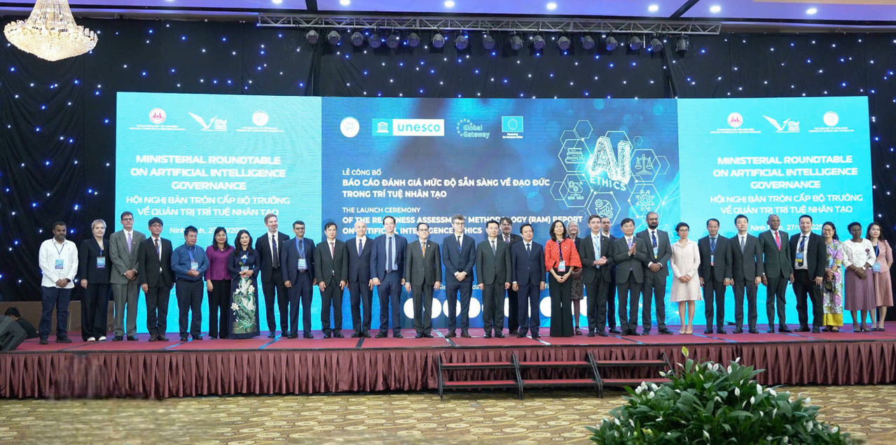 Các đại biểu chụp ảnh lưu niệm tại Tuần lễ Số quốc tế 2025