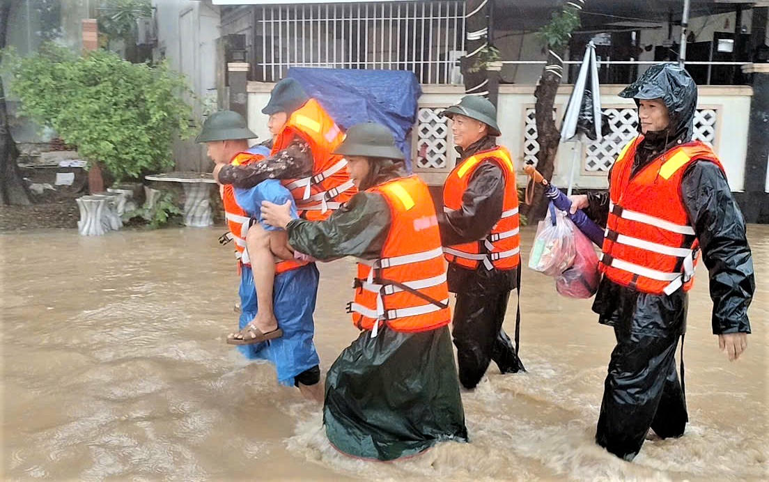 Ban Chỉ huy phòng thủ khu vực 4- Bàn Thạch đưa người già đến nơi an toàn. Ảnh: C.Đại.
