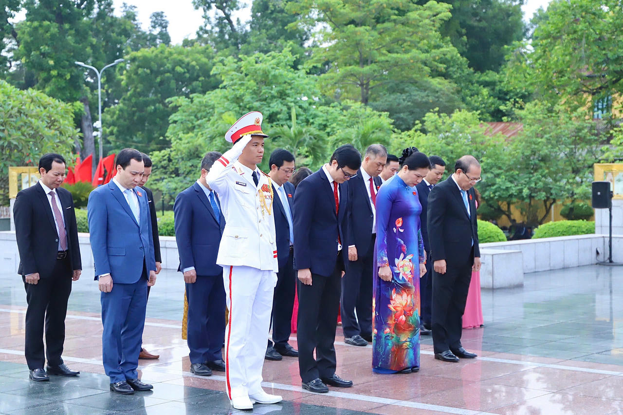 Các đại biểu thành kính tưởng niệm các Anh hùng liệt sĩ. Ảnh: Minh Hiển.