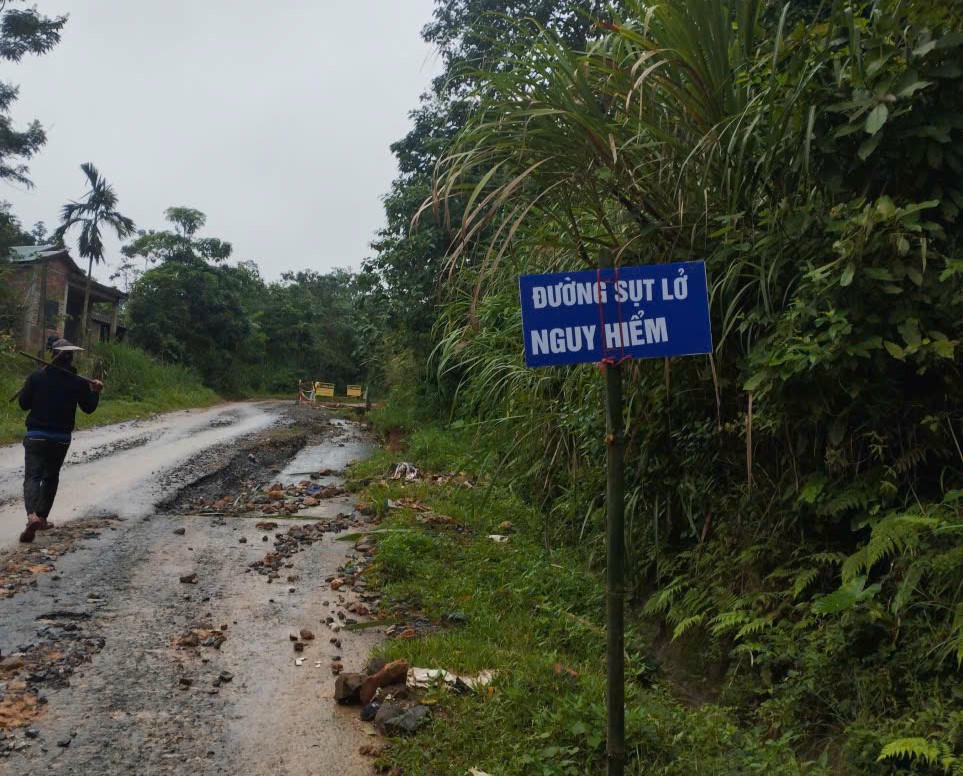 Biển cảnh báo sụt lở trên tuyến ĐT 587, đoạn qua địa bàn xã Khe Sanh. Ảnh: UBX.