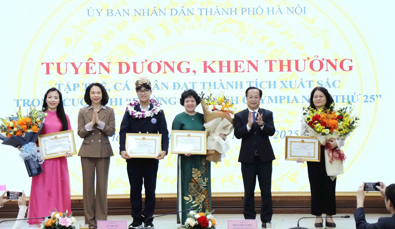 Giám đốc Sở GDĐT Hà Nội Trần Thế Cương và Phó Chủ tịch UBND thành phố Hà Nội Vũ Thu Hà trao Bằng khen tới 4 tập thể, cá nhân.&nbsp;