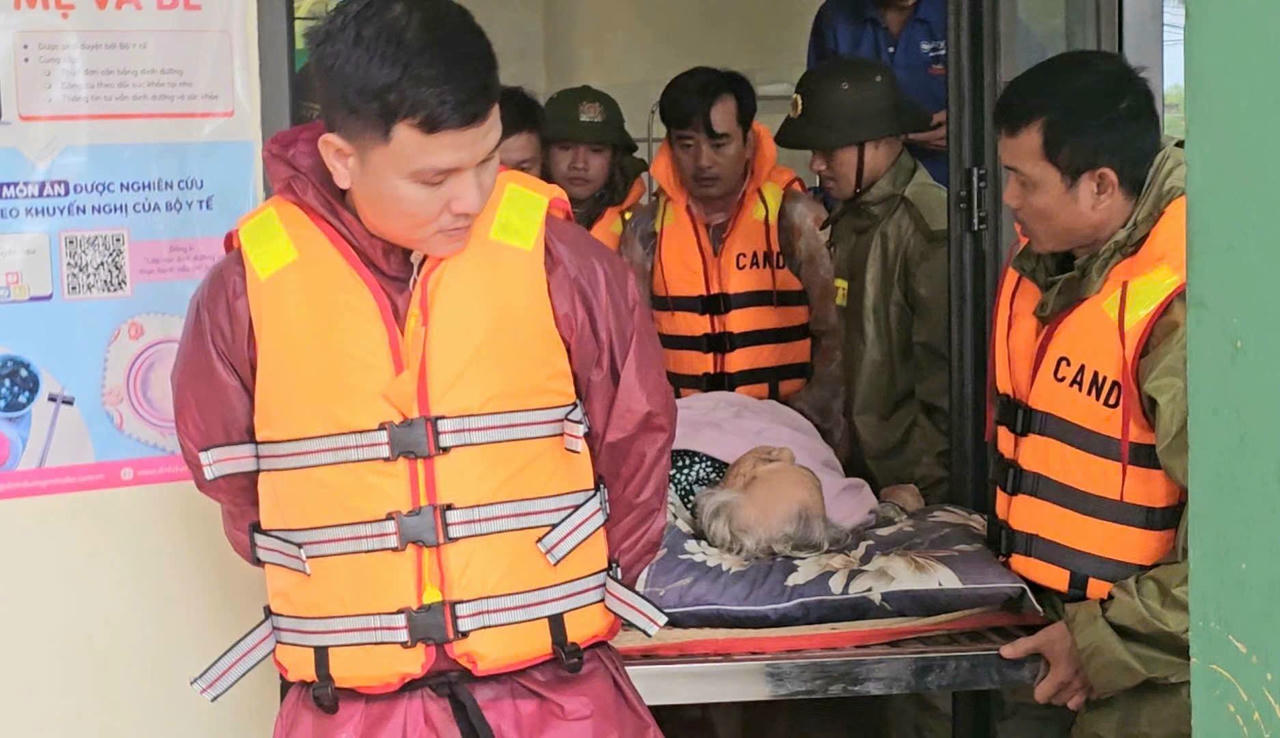 Ngay lập tức, Công an xã cùng lực lượng phòng thủ dân sự đã sử dụng ghe vượt lũ, tiếp cận Trạm Y tế xã Đại Minh để vận chuyển bình ôxy xuống kịp thời, giúp duy trì ổn định sức khỏe cho mẹ. Ảnh: Công an xã.