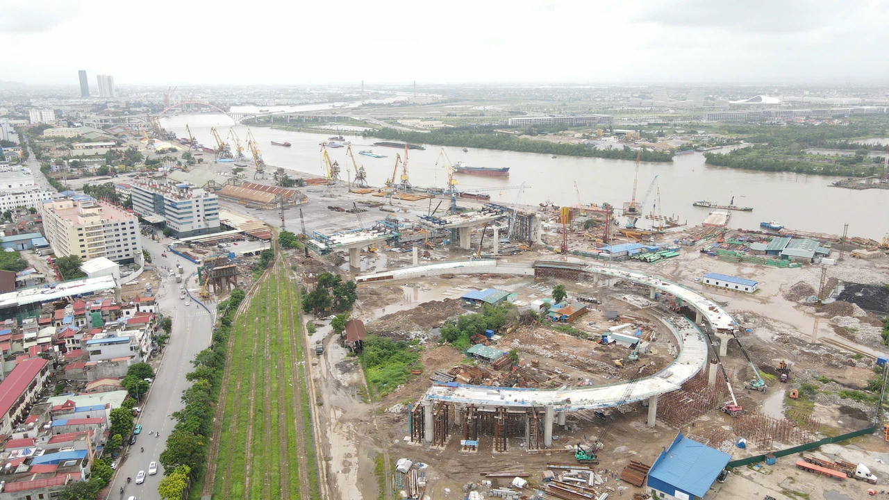 Dự án cầu Nguyễn Trãi bắc qua sông Cấm nối trung tâm TP Hải Phòng với Khu đô thị Bắc Sông Cấm đang được các đơn vị gấp rút thi công. Ảnh: PT.&nbsp;