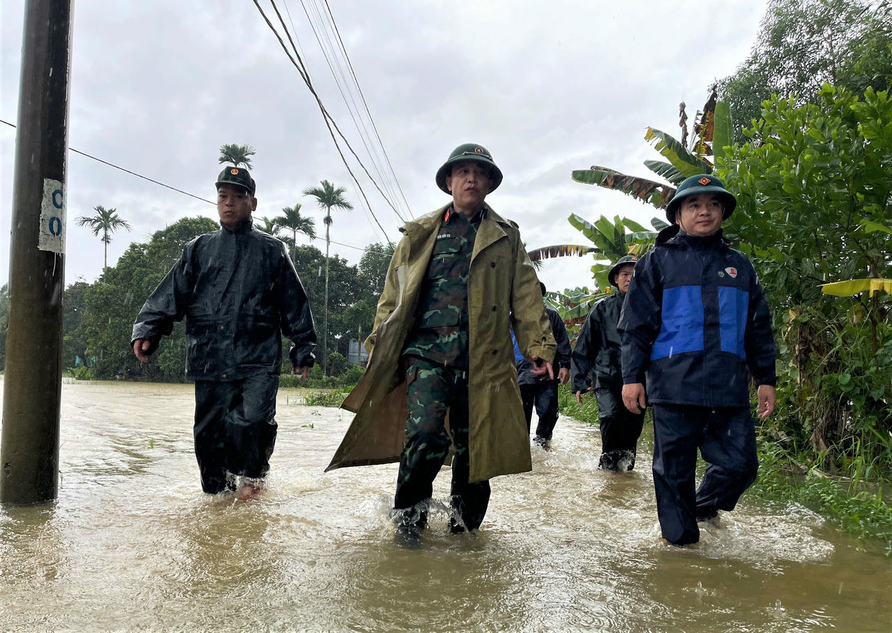 Đại tá Đại tá Trần Hữu Ích, Chỉ huy trưởng Bộ Chỉ huy quân sự TP Đà Nẵng trực tiếp kiểm tra khu vực ngập lũ. Ảnh: T. Thành