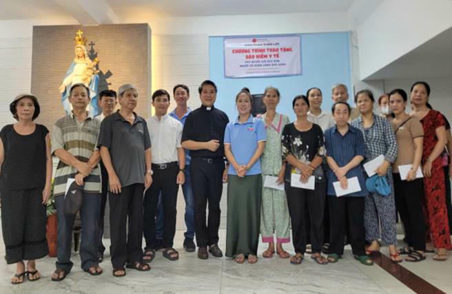 BHXH tỉnh Đồng Nai tặng thẻ BHYT cho người dân có hoàn cảnh khó khăn. Ảnh: Tiến Dũng