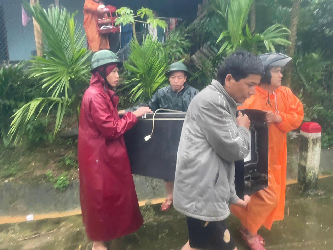 Người dân xã Trà Leng đang di chuyển đồ đạc đến nơi khác an toàn. Ảnh: CV.