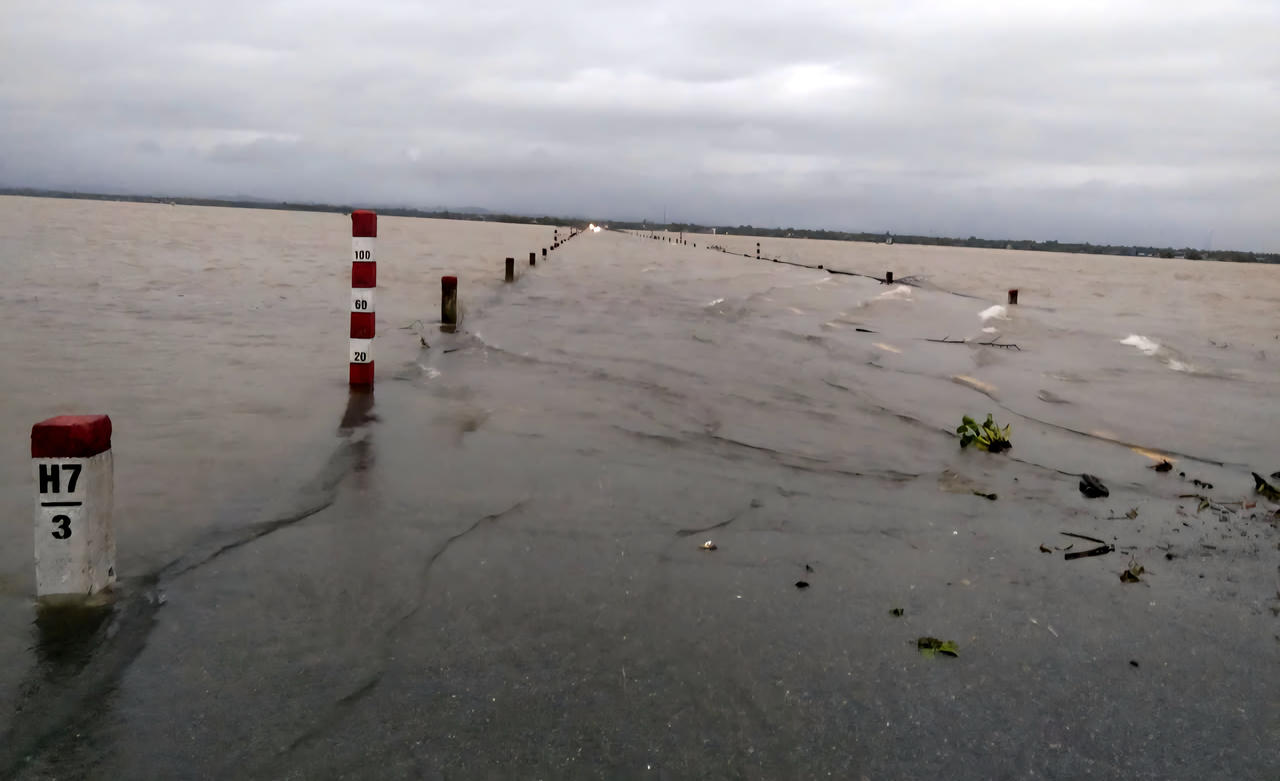 Đoạn Km3+400 - Km3+700/ĐT 582b bị ngập nước. Ảnh: CTV.