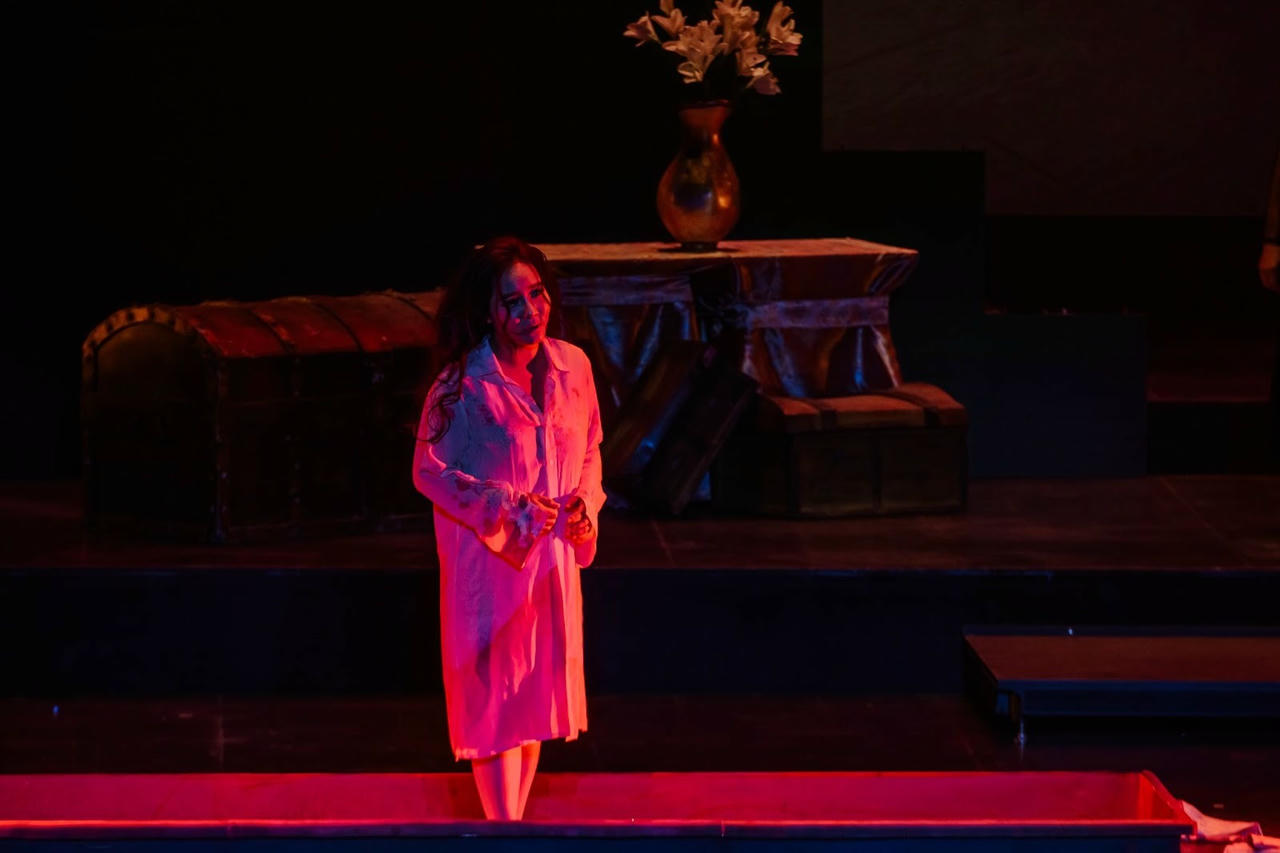 Khung cảnh màn ba thu lại trong bóng tối. Tiếng violin dẫn vào bản Addio del passato (Tạm biệt giấc mơ đẹp đẽ) - một aria buồn bã khi Violetta phải đối mặt với cái chết trong cô độc.