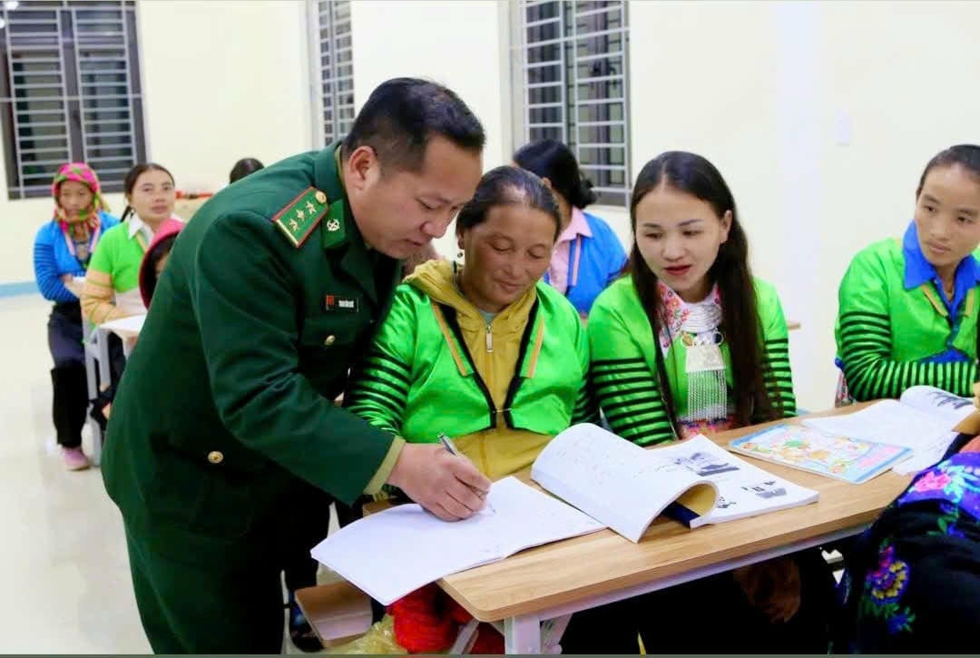 Thượng úy Thao Văn Chứ, Đồn Biên phòng Quang Chiểu tận tâm luyện từng nét chữ cho những học trò đặc biệt. Ảnh: Thanh Tâm.