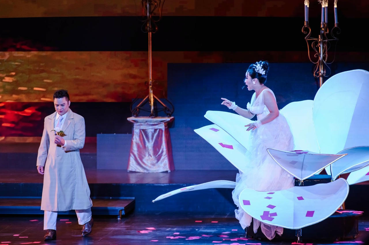 Giọng tenor Thanh Bình trong vai Alfredo cất lên bản aria Un dì, felice, eterea (Một ngày hạnh phúc). Âm nhạc dịu dàng như lời tỏ tình đầu, khát khao mà dè dặt - thứ tình yêu khiến Violetta lần đầu dao động.