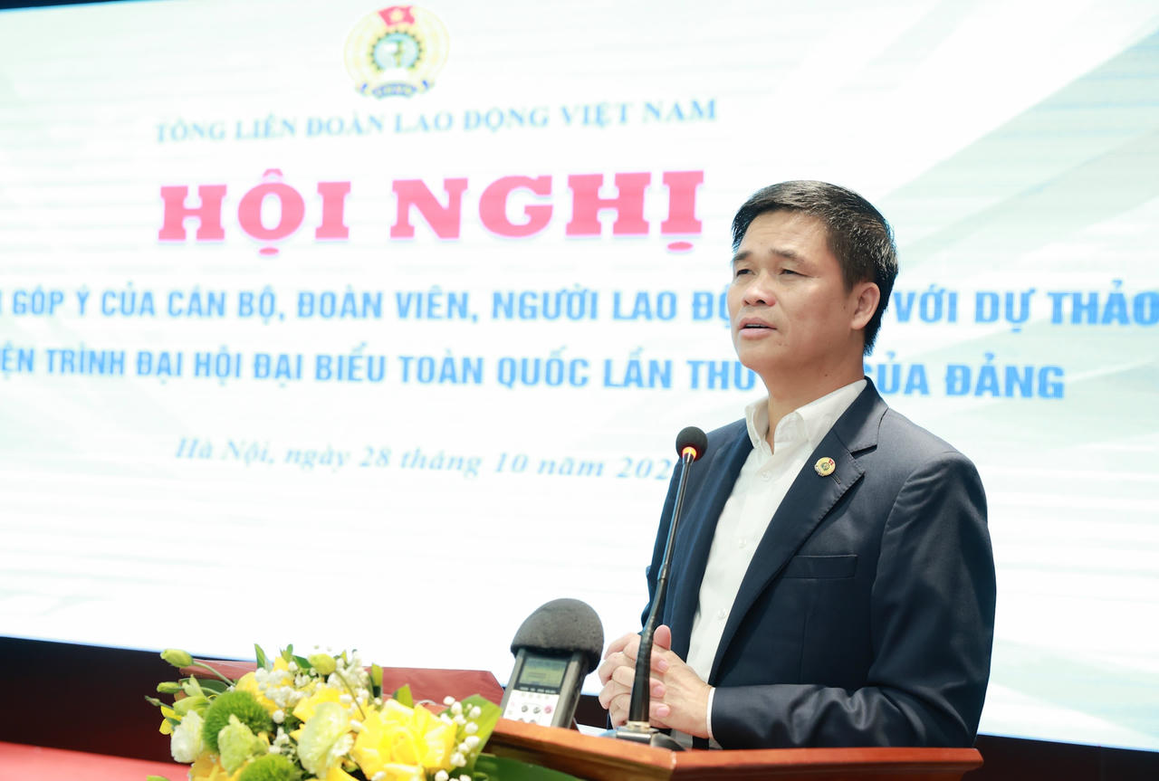 Ông Ngọ Duy Hiểu, Phó Chủ tịch Tổng Liên đoàn Lao động Việt Nam phát biểu tại hội nghị góp ý. Ảnh: Hải Nguyễn