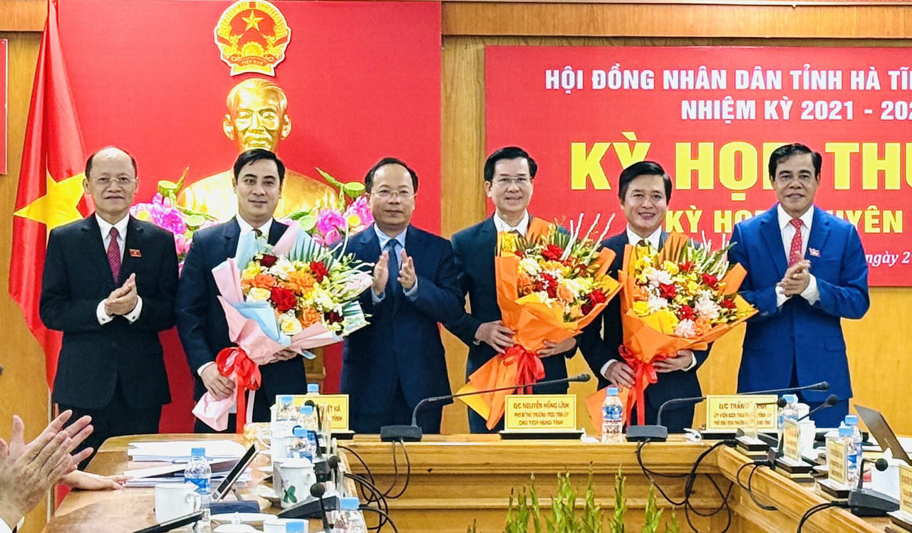 Lãnh đạo Tỉnh ủy Hà Tĩnh tặng hoa chúc mừng các Ủy viên UBND tỉnh. Ảnh: TU. 