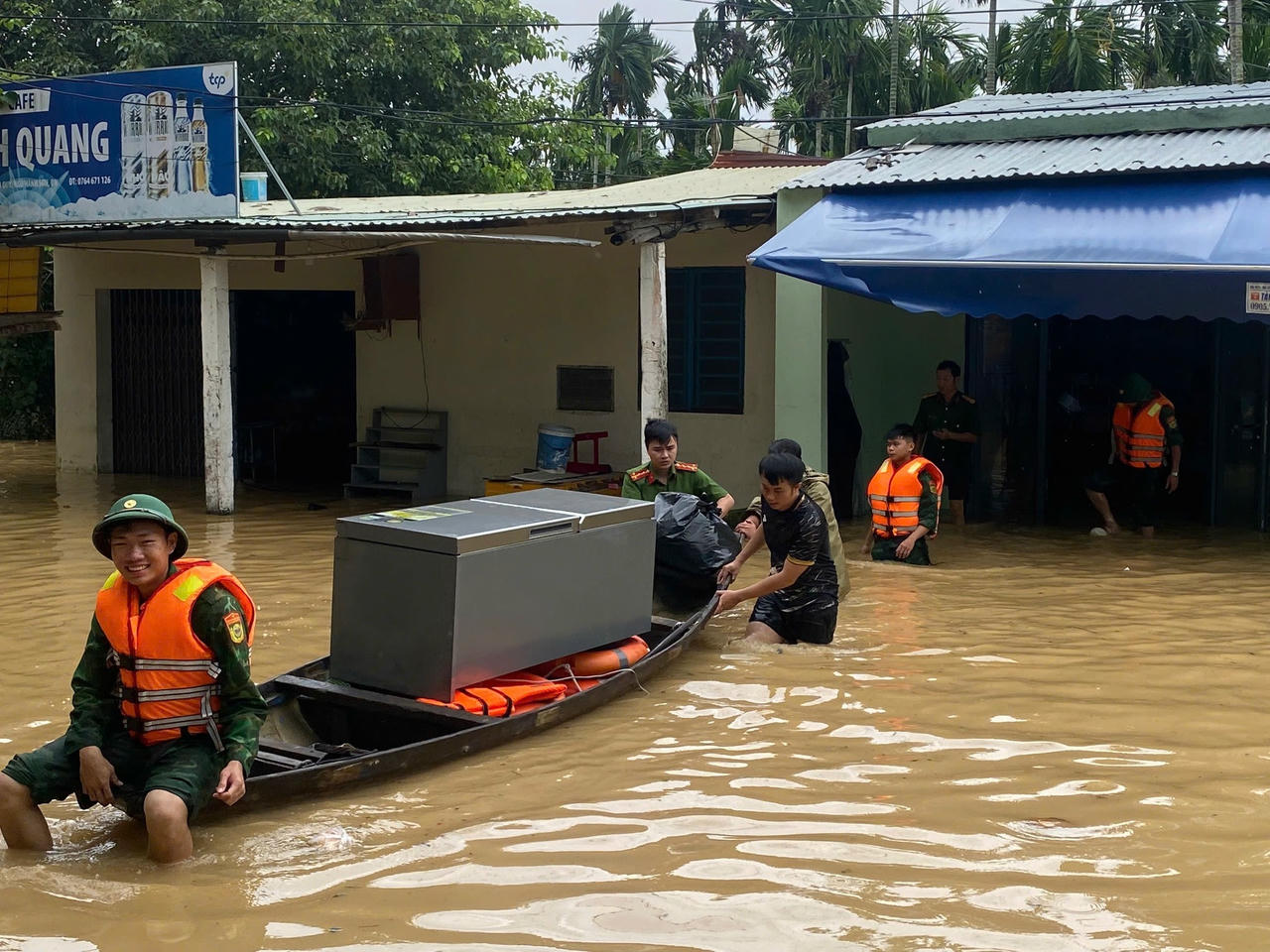 Đưa người và tài sản ra khỏi khu vực ngập nặng tại An Lưu phường Ngũ Hành Sơn. Ảnh: Nguyễn Tú.