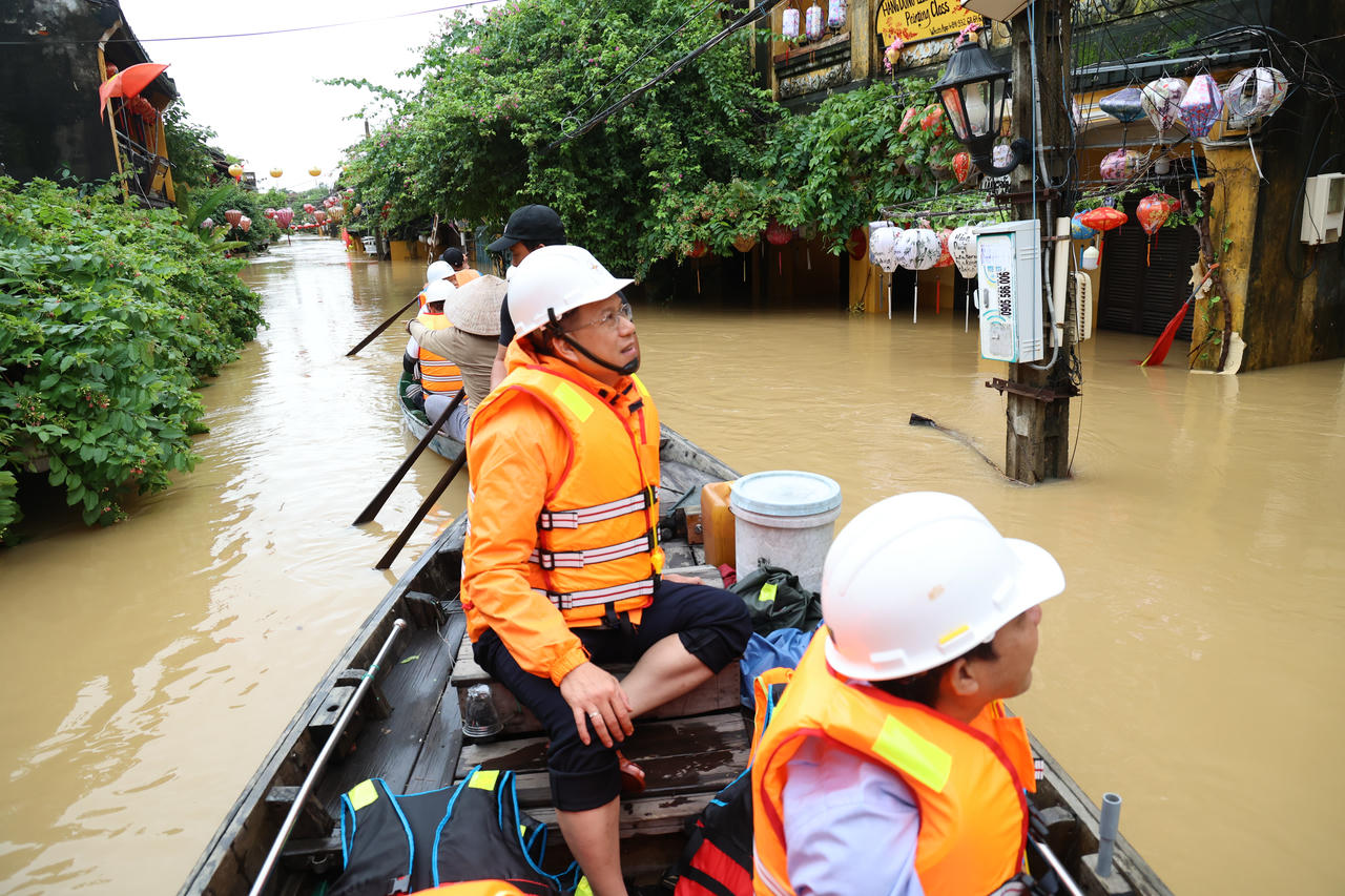 Ông Nguyễn Hữu Khánh, Phó Tổng Giám đốc, Trưởng Ban Chỉ huy Phòng chống thiên tai và Tìm kiếm cứu nạn Điện lực miền Trung kiểm tra công tác khắc phục hậu quả mưa lũ tại Hội An. Ảnh: Ngọc Thạch.
