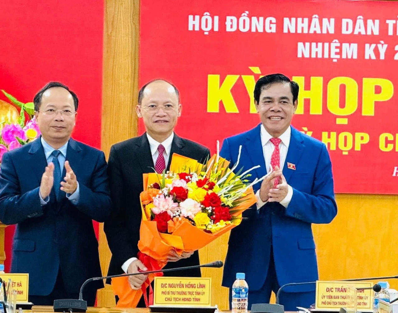 Lãnh đạo Tỉnh ủy Hà Tĩnh tặng hoa chúc mừng tân Chủ tịch HĐND tỉnh Hà Tĩnh Nguyễn Hồng Lĩnh. Ảnh: TU.