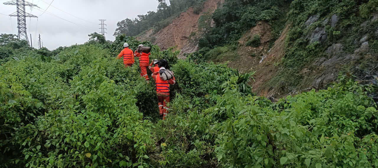 Công nhân tiếp cận những vị trí trụ bị hư hỏng. Ảnh: Ngọc Thạch.