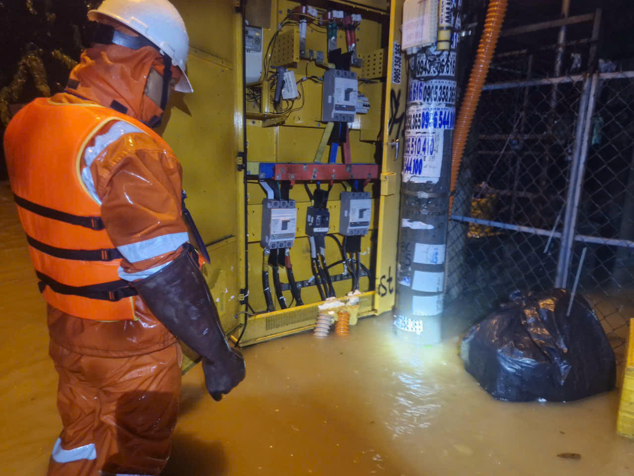 Miền Trung: Lũ vừa rút đã dâng trở lại, cấp điện gặp khó