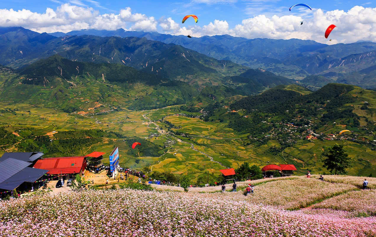 Dù lượn trên đèo Khau Phạ.